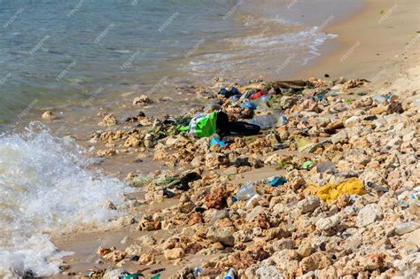 Basura En Una Orilla Del Océano Contaminación Del Agua Del Océano Con