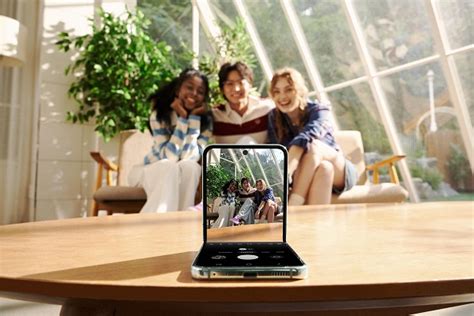 Galaxy Z Flip5 – кралот на селфи фотографиите! » ekran