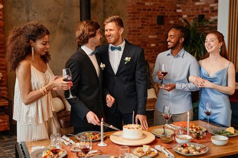 Retrato De Una Joven Pareja Gay Sonriendo Alegremente Mientras Celebra