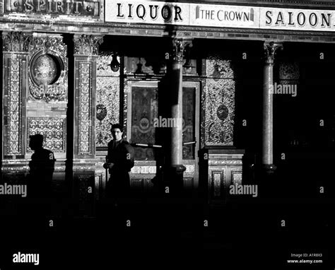 Crown bar belfast hi-res stock photography and images - Alamy