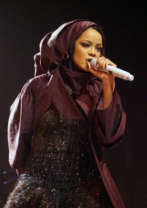 Social media explodes after Rihanna concert performance details 2
