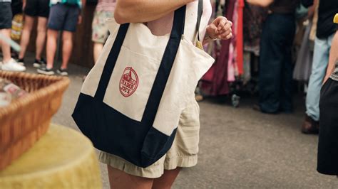 The Trader Joe’s Tote Bags Have Made It to London - The New York Times