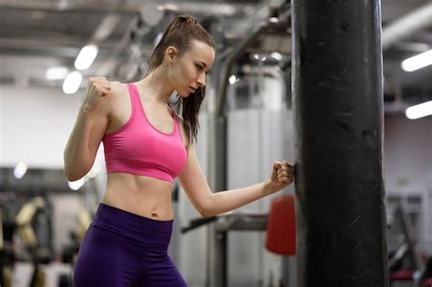 Um Boxeador Feminino Batendo Em Um Enorme Saco De Pancadas Em Um