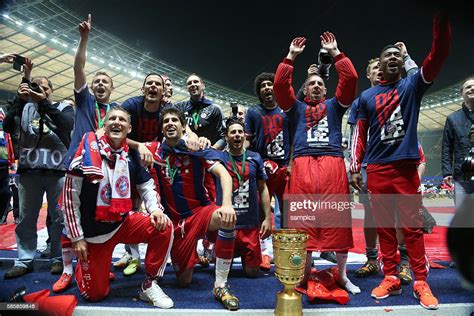 Pokalsieger 2014 Fc Bayern München Mannschaft Mit Dfb Pokal Pokal Und