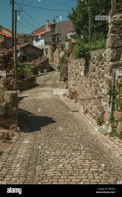 Estrecho callejón desierto y encantadoras casas antiguas fachadas con