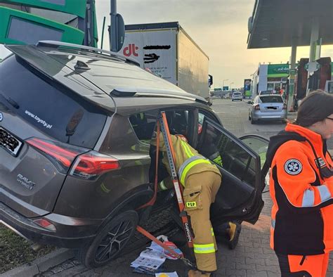 Kierowca wpadł na stację przy DTŚ w Rudzie Śląskiej i roztrzaskał auto