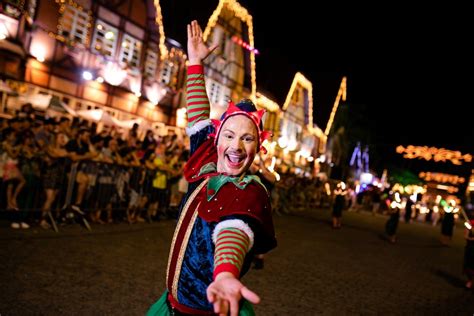 GALERIA Veja como foi desfile do Natal em Blumenau desse sábado