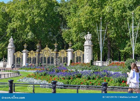 Giardini Del Buckingham Palace Su Sunny Summer Day Immagine Editoriale