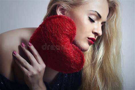 Sch Ne Blonde Frau Mit Rotem Herzen Sch Nheits M Dchen Zeigen Sie Liebes Symbol Valentinsgru