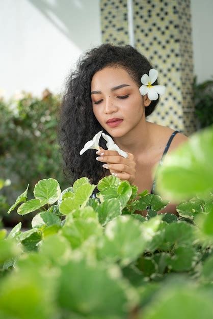 Junge Frau Schlanker Gebr Unter K Rper Im Bikini Auf Palm Leavers Positive Rothaarige Frau Mit