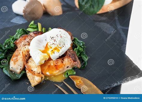 Setas A La Parrilla Pleurotus Eryngii Con Huevo Y Espinaca Pochados