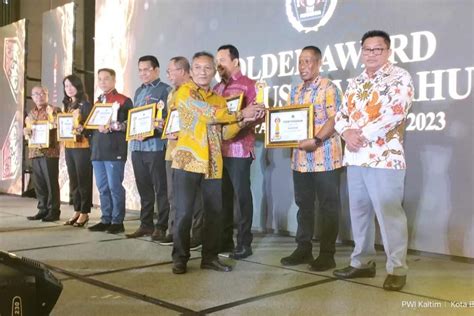 Dinobatkan Bupati Peduli Olahraga Syarwani Terima Golden Award SIWO