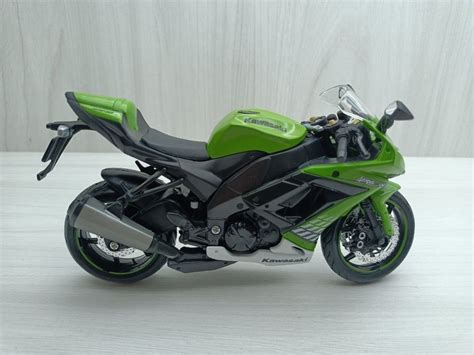 全新盒裝~112~川崎 Kawasaki Zx 10r 黑綠色 重型機車模型 書籍、休閒與玩具 玩具、公仔、桌遊在旋轉拍賣