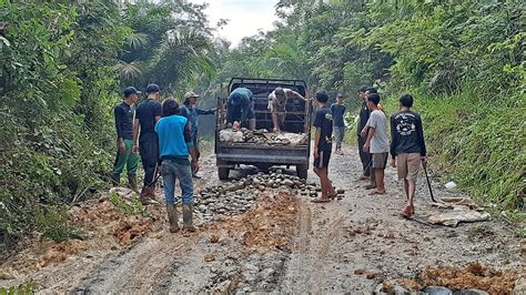 Warga Desa Makmur Swadaya Perbaiki Jalan Rusak