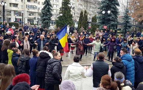 Hora Unirii dansată în centrul Câmpinei la împlinirea a 164 de ani de