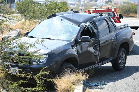 Vuelca auto al descender el Blvd de la Nación Noticias de Querétaro