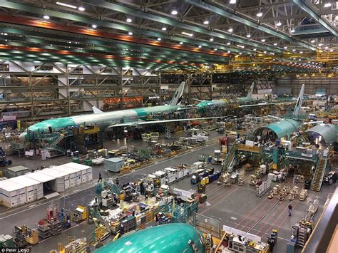 Mailonline Tours The Incredible Boeing Factory In Seattle Daily Mail