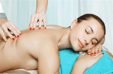 Cuidado Da Massagem E Do Corpo A Mulher Da Massagem Do Corpo Dos Termas