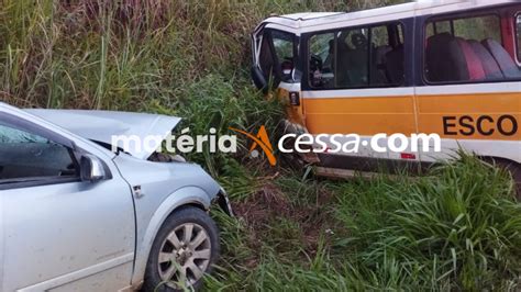 Carro E Van Batem De Frente E Tr S Pessoas Ficam Feridas Na Mg