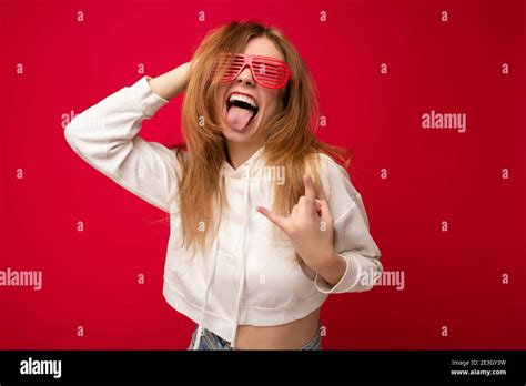 Photo De Belle Positive Jeune Femme Blonde Portant D Contract V Tements Et Lunettes Optiques