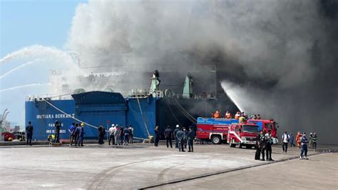 Kapal Feri Kmp Mutiara Berkah I Terbakar Di Pelabuhan Indah Kiat Merak