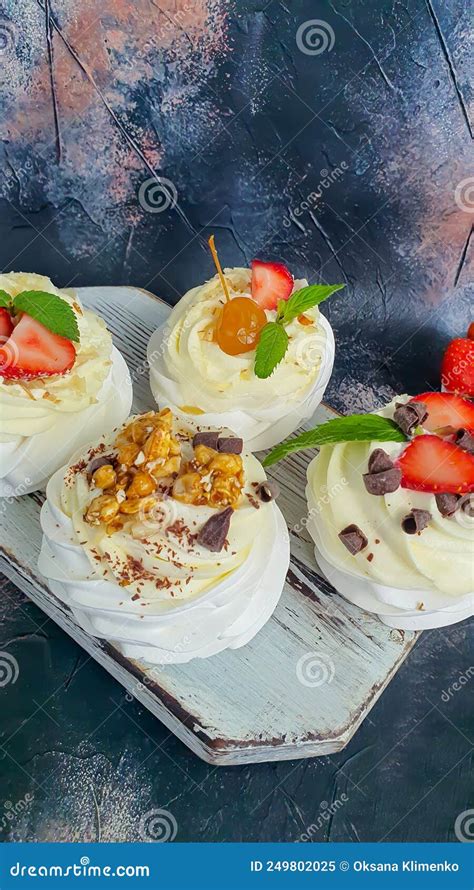 Pasteles De Meringue Pavlova Con Crema Batida Y Hojas De Fresa Frescas