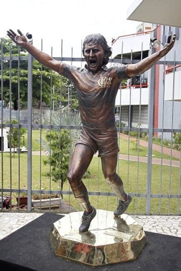 Maior ídolo da história do Flamengo Zico ganhou uma estátua na Gávea