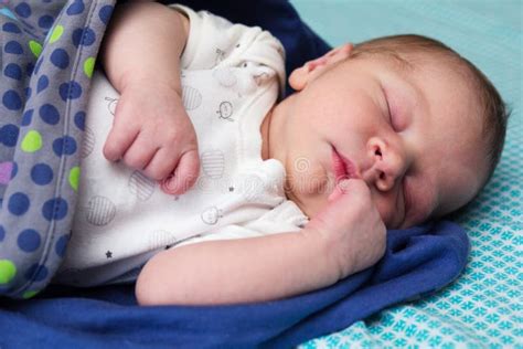 Il Ragazzo Di Neonato Di Un Mese Dolce Sta Dormendo Fotografia Stock