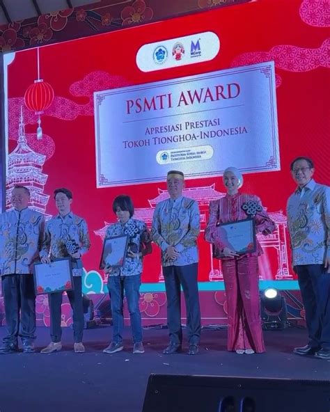 Potret Kevin Lilliana Dapat Penghargaan Psmti