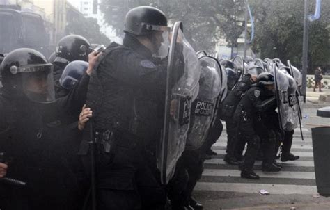 La Policía Desalojó De La 9 De Julio A Los Piqueteros K Prisionero En