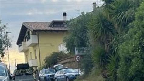 Teramo Donna Precipita Dal Balcone Mentre Stende I Panni E Muore