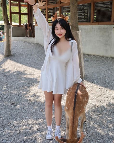 Đỏ mặt hot girl mặt học sinh body phụ huynh diện đồ trễ nải