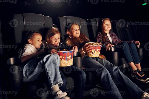 Sentado En Los Asientos Negros Grupo De Niños Sentados En El Cine Y