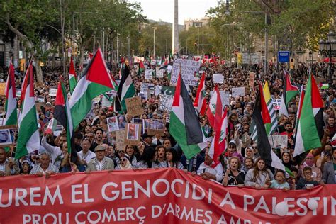 Miles De Personas Se Manifiestan En Barcelona Bajo El Lema Paremos El