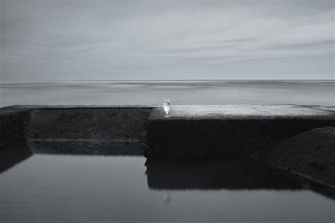 デスクトップ壁紙 水 ミニマリズム 眼鏡 反射 壁 長時間露光 雲 氷 海岸 地平線 海洋 波 形状 大気現象 黒と白 モノクロ写真 2048x1365