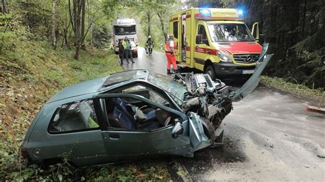 Renault Kracht Bei Arnsfeld Gegen Baum Fahrer Schwer Verletzt Radio