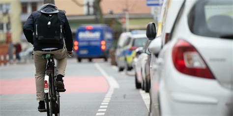 Fahrradfahrer Bei Unfall In Dortmund Schwer Verletzt Beteiligtes Auto