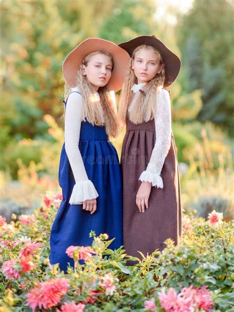 Portret Van Twee Meisjes Van Meisjes Op De Zomer Stock Afbeelding