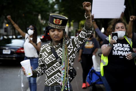 George Floyd protest photos: Powerful images show clashes with police ...