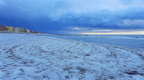 Irrompe L Aria Fredda Grandine Temporali E Neve Per La Vigilia Di