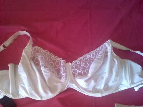 Vend culottes sales et odorantes et soutien gorge parfumé femme Ronde