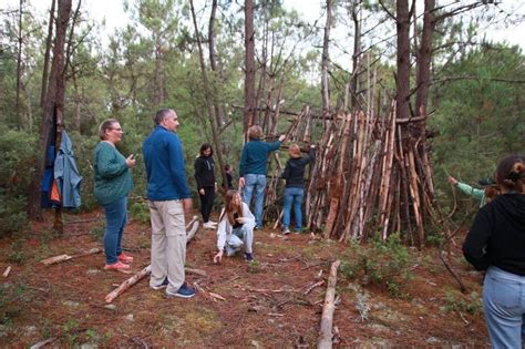 REPORTAGE Lété ils apprennent à construire une cabane dans une forêt