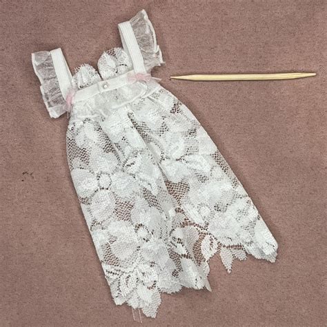 Miniature Natkjole I Hvid Blonde Miniature Lingeri Til Dukkehus