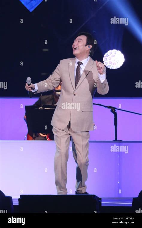 **TAIWAN OUT**Chinese Singer-songwriter and host Fei Yu-ching performs during his farewell ...