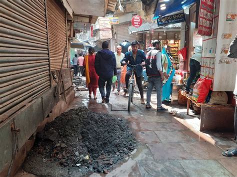 Cleaning Of Sewer In Varanasi Left Silt People Worried वाराणसी में