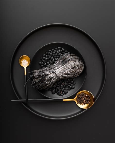 Platos Negros Con Pasta Y Frijoles Sobre Un Fondo Oscuro Foto Gratis