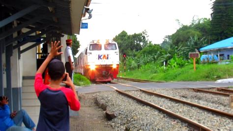 Ngabuburit Sambil Nonton Kereta Api Lewat Hunting Kereta Edisi Puasa