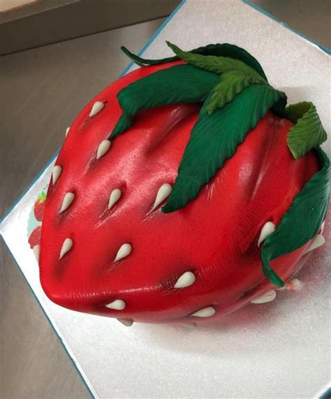 Giant Strawberry Cake – Mannarinu