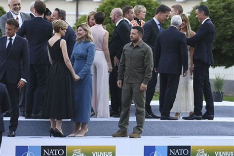 Viral Ekpresi Presiden Ukraina Zelensky Disorot Saat Dicueki Di KTT NATO