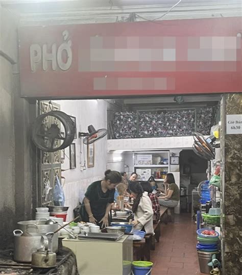 Vụ Xe Lăn Vlog Chàng trai khóc nấc nhận sai được cháu dâu quán phở bênh vực Hot trend Đời